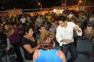 El diputado Daniel Granja Peniche baila alegremente con vecinos del oriente de Mérida