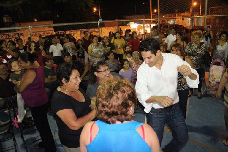 Baile y espíritu navideño en el oriente de la ciudad