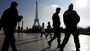 Gendarmes patrullan los alrededores de la Torre Eiffel en París (Francia)