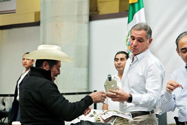 DISPARA OAXACA DEUDA CON CUÉ