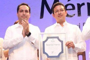 El alcalde, Mauricio Vila Dosal, entregó un reconocimiento