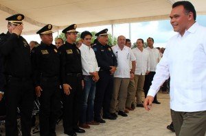 El gobernador del estado, Rolando Rodrigo Zapata Bello, pasa revista a las tropas
