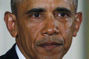 El Presidente de Estados Unidos, Barack, Obama, llora al presentar la medida que, dice, pondrá freno a la violencia, esta mañana