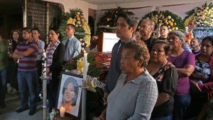Familiares y amigos asisten a una misa de cuerpo presente para la alcaldesa Gisela Mota