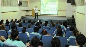 El funcionario de la STyPS imparte la capacitación a los educandos del COBAY