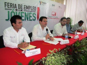 El secretario del Trabajo en Yucatán, Enrique Castillo Ruz, da los pormenores de la Feria