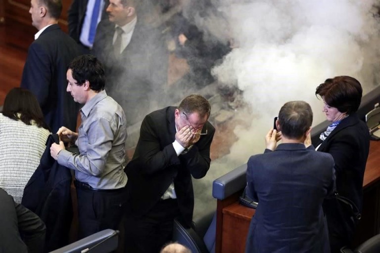 VUELVEN GASES A PARLAMENTO KOSOVAR