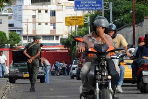 VENEZUELA REABRE PARCIALMENTE PASO FRONTERIZO CON COLOMBIA