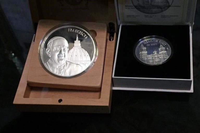PRESENTAN MONEDA PARA EL PAPA