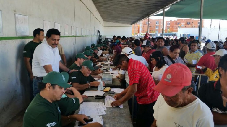 Titular de Seder supervisa pago del PET a pescadores