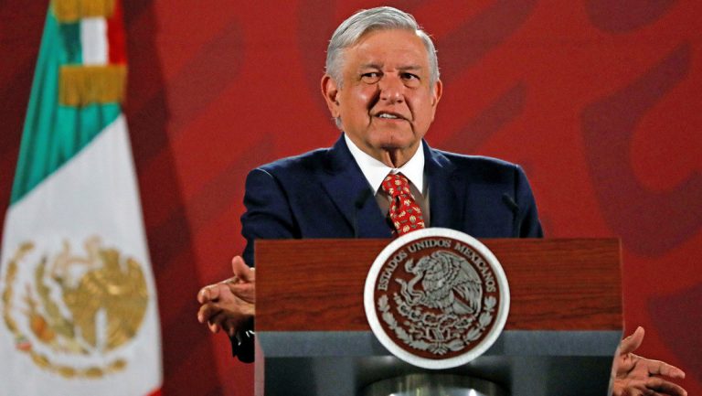 VÍDEO: Ante posible “embrujo”, AMLO mandó a “limpiar” silla presidencial
