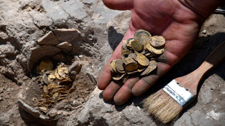 Hallan un tesoro enterrado con cerca de 425 monedas de oro de 24 quilates de más de mil años de antigüedad