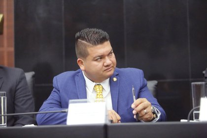 El senador, que por cenar mucho, se durmió y, como al camarón, la corriente se lo llevó
