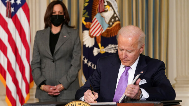 Casi la mitad de los estadounidenses cree que Biden es un títere de altos funcionarios