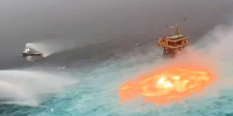 Tormenta eléctrica y fuga de gas: Explicación de Pemex sobre incendio en golfo de México