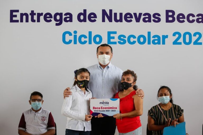 Renán Barrera entrega Becas Económicas para el nivel primaria y secundaria de escuelas públicas