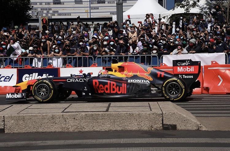 ‘Checo’ Pérez hace vibrar a la CDMX con el Red Bull Show Run
