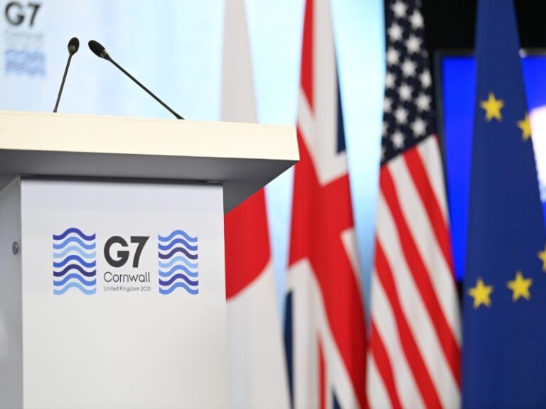 Reino Unido convoca a reunión urgente del G-7 para tratar la variante ómicron
