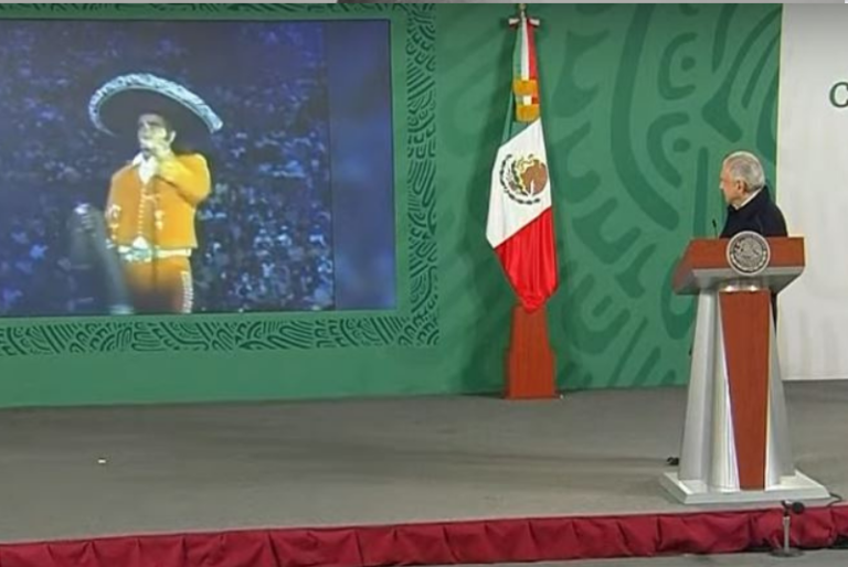 AMLO rinde homenaje a Vicente Fernández en “La Mañanera”