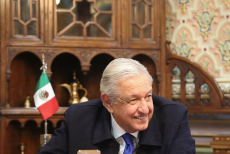 AMLO causa controversia con teléfono “fifí”