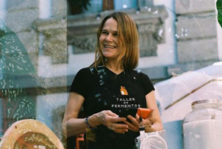 Nailea Norvind sobrevive a la pandemia como vendedora de tianguis