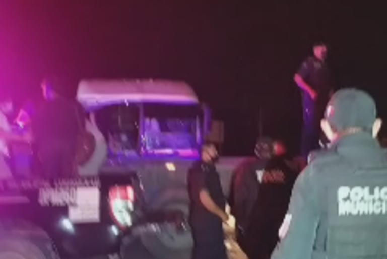 Autobús se impacta contra remolque de un tráiler en la carretera Mérida- Cancún