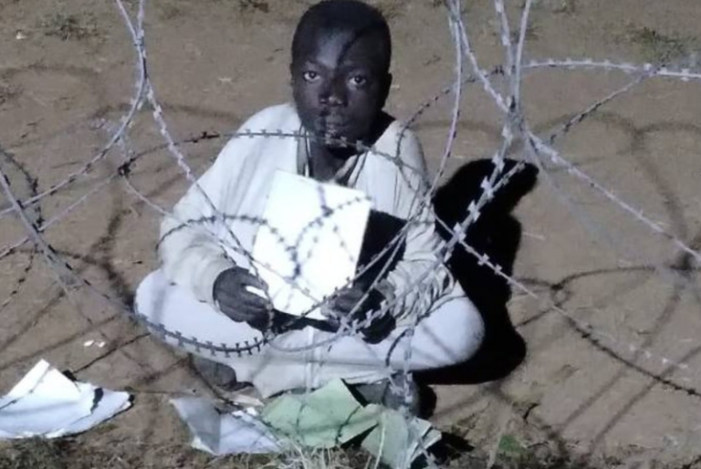 Niño se acerca a luz de base militar en el Congo para hacer su tarea; foto se viraliza