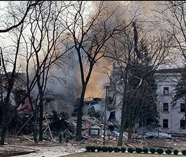 Rescatan a supervivientes del bombardeo en el teatro en Mariupol