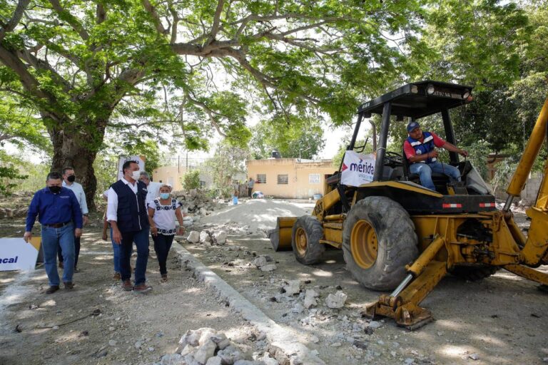Renán Barrera supervisa paquete de obras en la comisaría Tixcacal