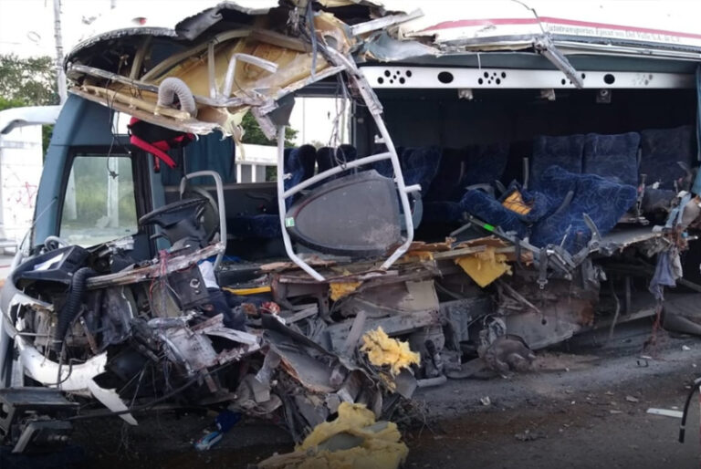 Conductor de autobús turístico pierde una pierna en accidente vehicular en Cancún