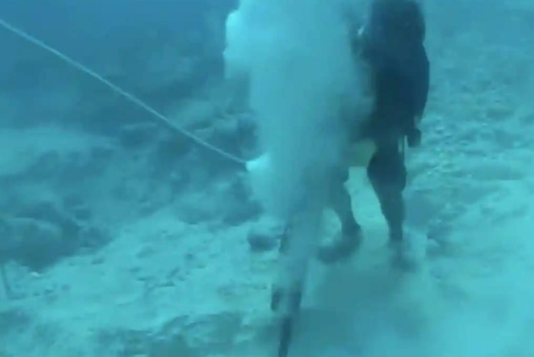 Buzos taladran el fondo del mar para contener el sargazo en Quintana Roo