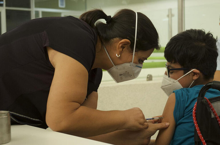 Aplicarán primera dosis de COVID-19  a los adolescentes de 12 a 14 en Yucatán