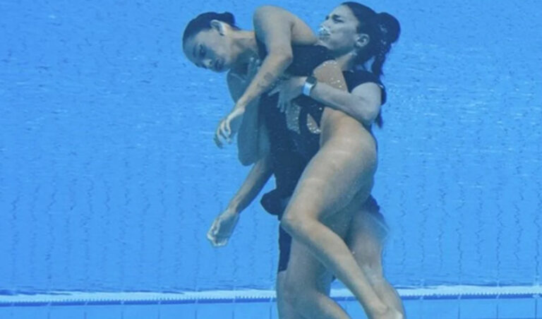 Nadadora se desmaya en plena competencia; su entrenadora entra a rescatarla