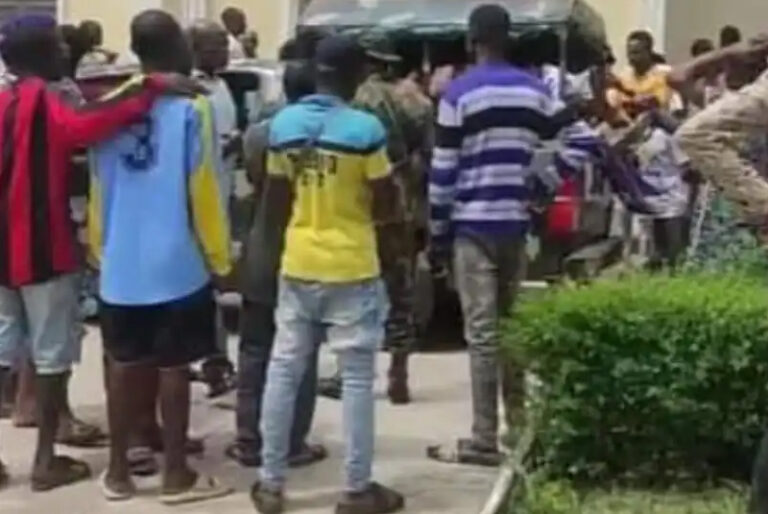 Hombres armados atacan una iglesia católica, dejan al menos 50 muertos en Nigeria
