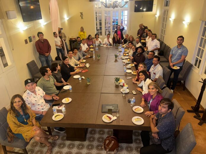 Rommel con Fundadores Fundadores del movimiento obradorista le dieron la bienvenida, expresaron sus inquietudes políticas al hoy Diputado Federal por morena y aspirante ganador de la encuesta por la candidatura de Mérida