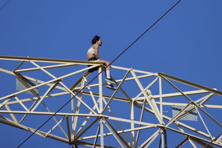 “Mujer desafía a las autoridades escalando una torre de alta tensión”