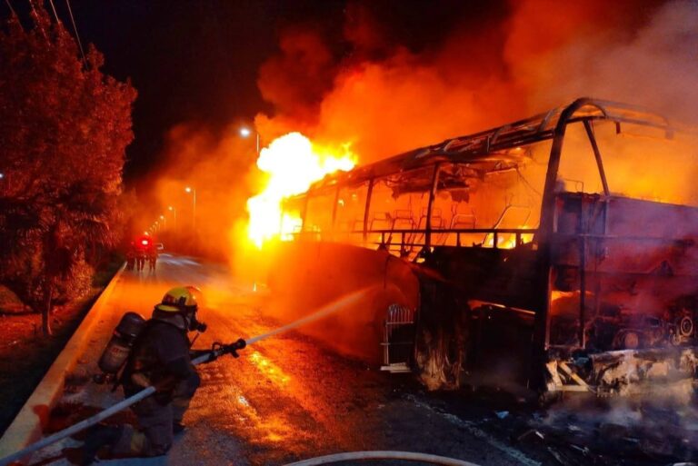 Arde autobús del Valle en Cancún; Bomberos controlan el incendio sin lesionados