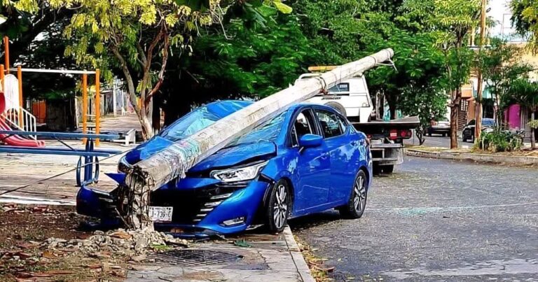 Se queda dormida al volante y se estrella contra poste de la CFE en la avenida Solidaridad Nacional