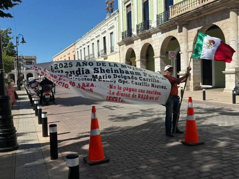 Exigen justicia para una maestra con 40 años de servicio y piden ayuda a la presidenta Claudia Sheinbaum