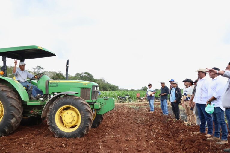 Gobierno del Estado de Yucatán impulsa en Muna la mecanización de tierras