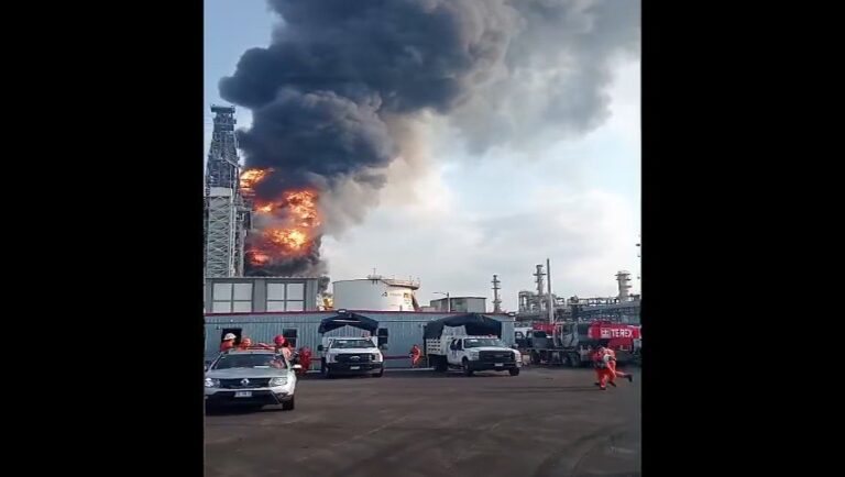 Incendio en la Refinería Dos Bocas moviliza a cuerpos de emergencia en Tabasco