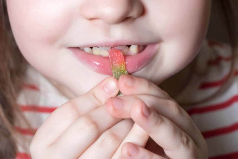 ¿Qué alimentos dañan más los dientes de los niños?