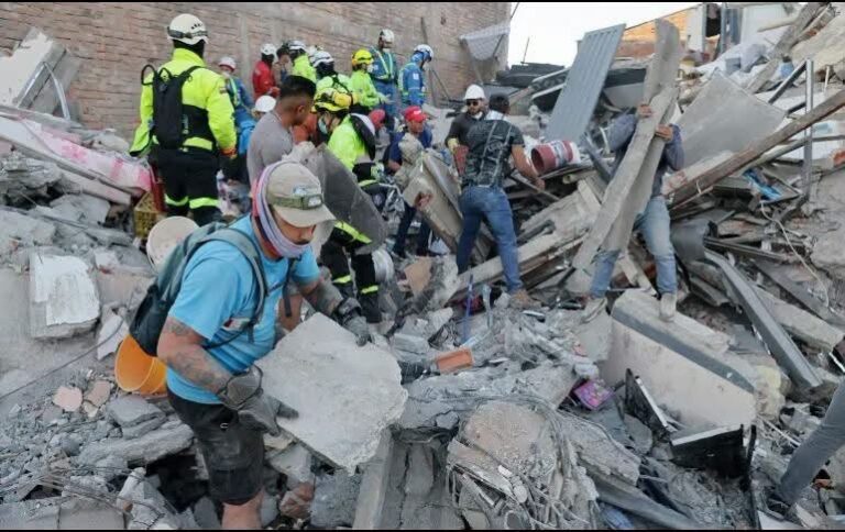 Colombia guarda luto tras terremoto de 7.4 que deja cerca de 240 muertos