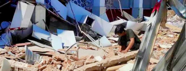Terremoto de 7.7 frente a Indonesia activa alerta de tsunami; autoridades mantienen vigilancia