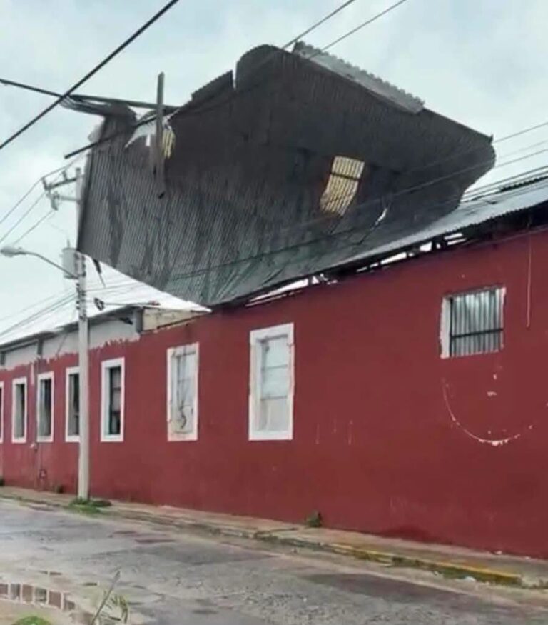 Techo sale volando y queda atrapado en cables de alta tensión en el Centro de Mérida