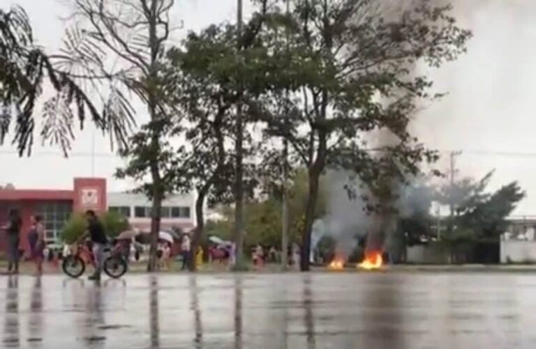 Vecinos llevan al límite la protesta y bloquean el Periférico Sur por falta de luz